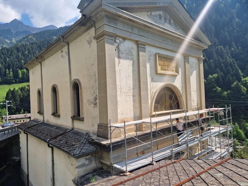 Chiesa di San Giovanni Battista a Mezzoldo, vista generale delle facciate durante il restauro conservativo