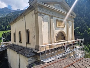 Chiesa di San Giovanni Battista a Mezzoldo, vista generale delle facciate durante il restauro conservativo