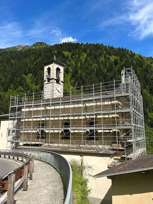 Dettaglio delle lavorazioni sulle superfici esterne della chiesa di San Giovanni Battista a Mezzoldo