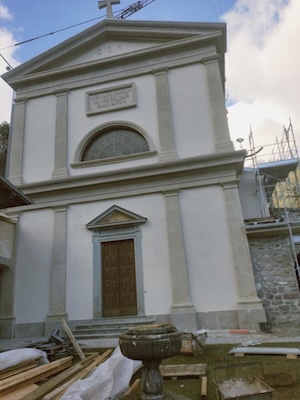 Vista laterale della chiesa di San Giovanni Battista durante il restauro delle facciate